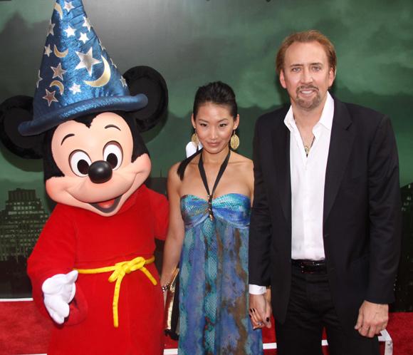 Nicolas Cage acude junto a su mujer al estreno de su nueva película, 'The Sorcerer's Apprentice'
