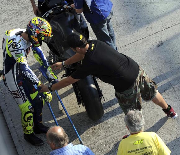 Valentino Rossi aparca las muletas para comenzar los entrenamientos