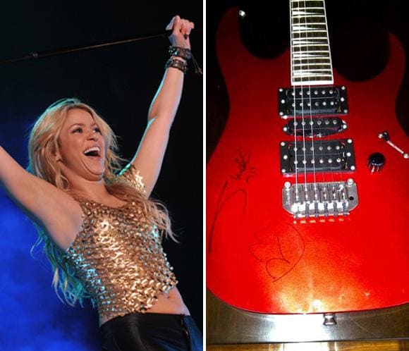 Shakira envía a Hugo Chávez una guitarra eléctrica con su autógrafo