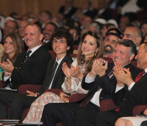 El rey Abdullah y Rania de Jordania presiden en compañía de sus hijos el Día de la Independencia del país