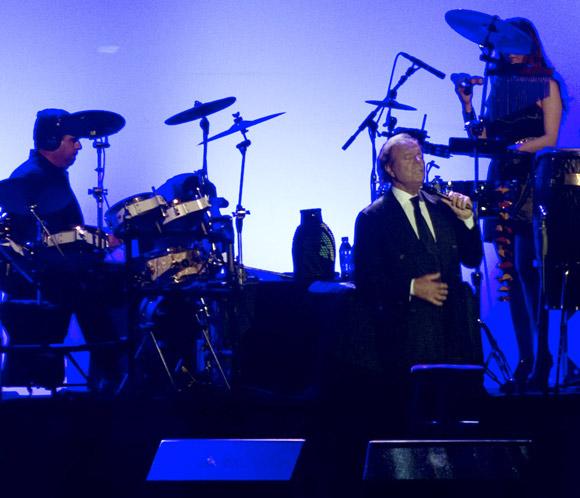 Los incondicionales de Julio Iglesias le arropan en su primer concierto en España