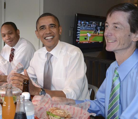 Obama cumple 50 años y celebra con una hamburguesa el acuerdo por la deuda