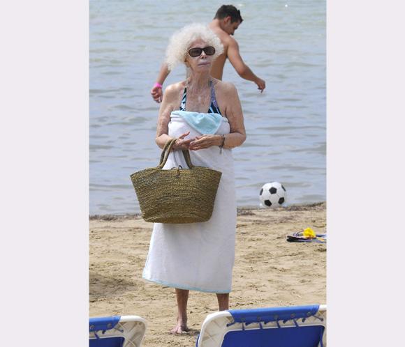 La duquesa de Alba se relaja bajo el sol de Ibiza