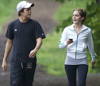 Emma Watson, pasión en plena calle con el actor Johnny Simmons