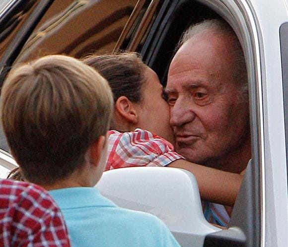 Los nietos del Rey le llenan de besos y abrazos en su despedida de sus vacaciones de verano en Mallorca