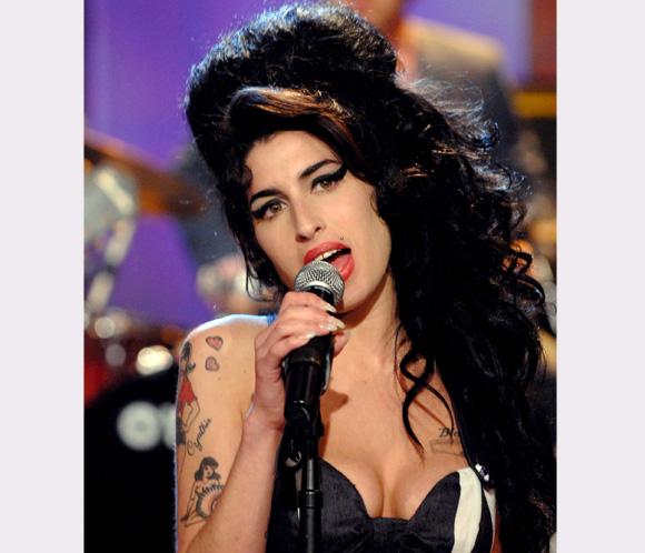 Los admiradores de Amy Winehouse roban las placas de la plaza donde vivía