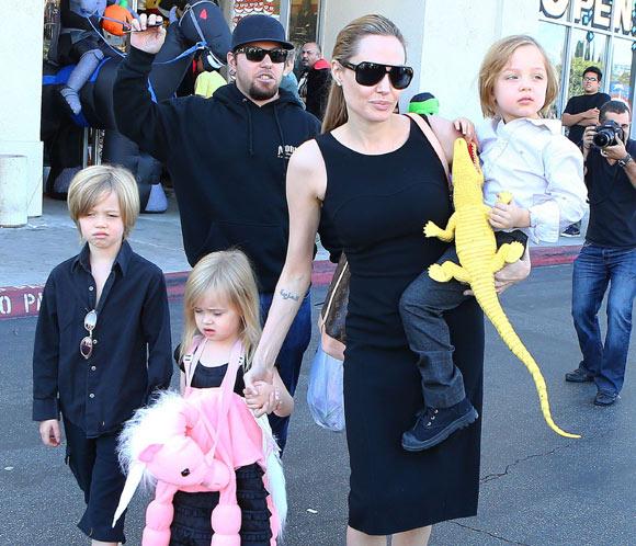 Angelina Jolie y sus pequeños se preparan para pasar una terrorífica noche de Halloween