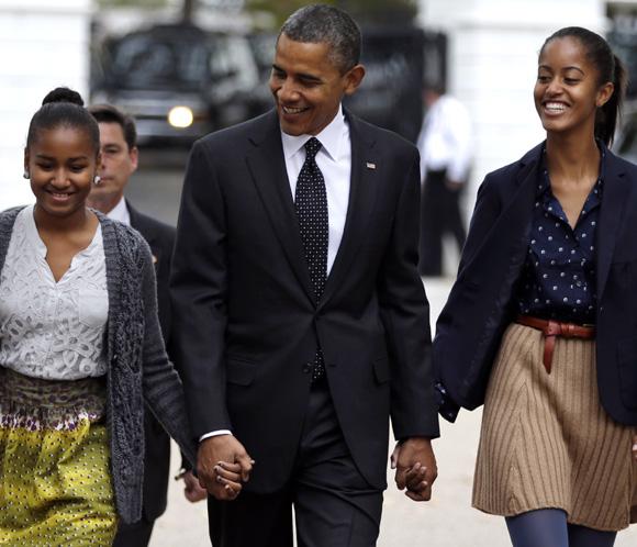 Obama hace un alto en su campaña electoral para ir a misa con sus hijas
