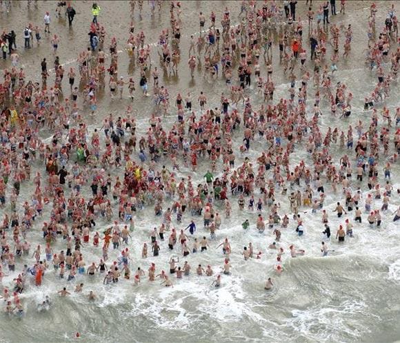 Hasta 37.000 valientes se zambulleron en aguas holandesas para iniciar el nuevo año