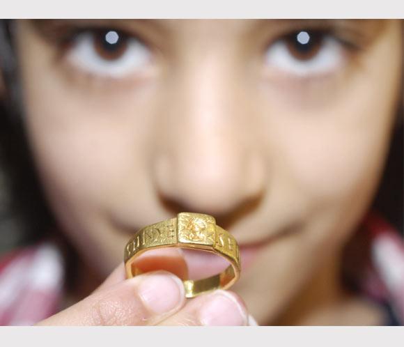 Se exhibe el anillo que inspiró a Tolkien