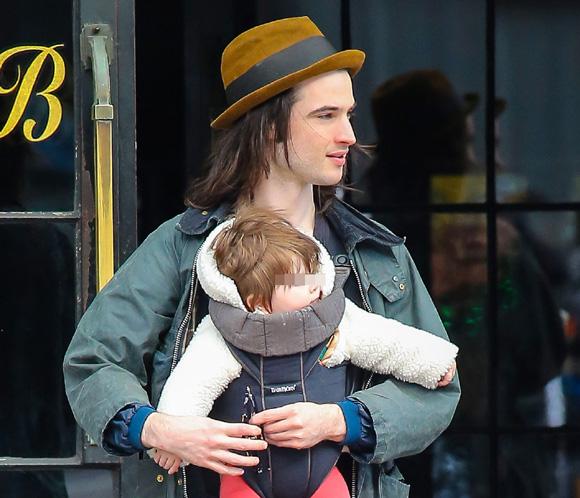La pequeña Marlowe, hija de Sienna Miller, de paseo con su papá por las calles de Nueva York