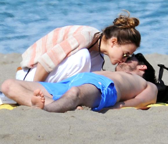 Ana Fernández y Santi Trancho celebran un año de amor en la playa