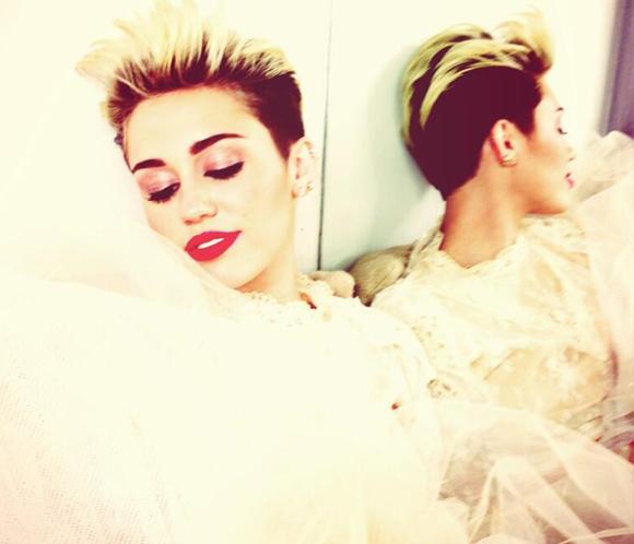 Miley Cyrus se viste de novia entre rumores de ruptura con Liam Hemsworth