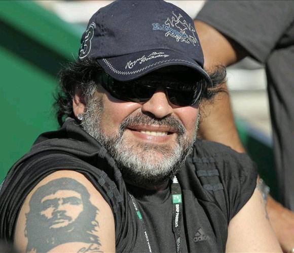 Maradona denuncia a su expareja por publicar fotos de su hijo en Twitter