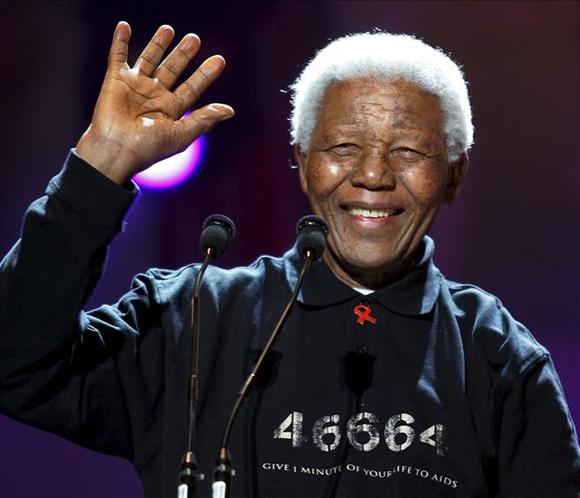 Nelson Mandela cumple hoy 95 años, mientras su salud  'mejora a ritmo constante'