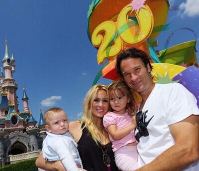 Carlos Moya y Carolina Cerezuela se divierten con sus hijos en Disney