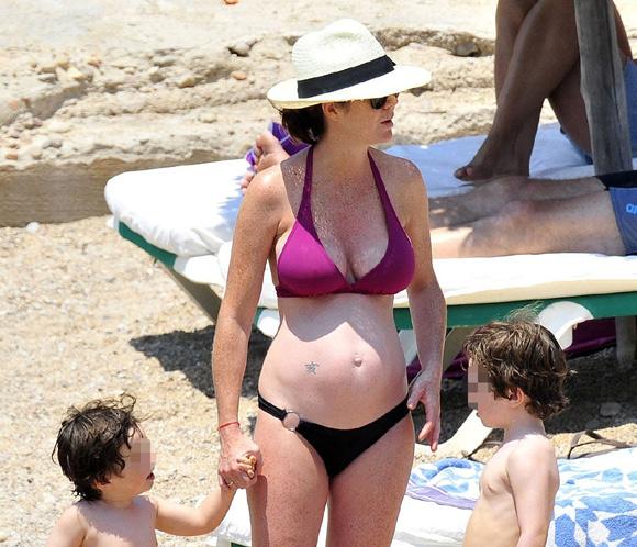 Amelia Bono luce embarazo en las playas de Ibiza