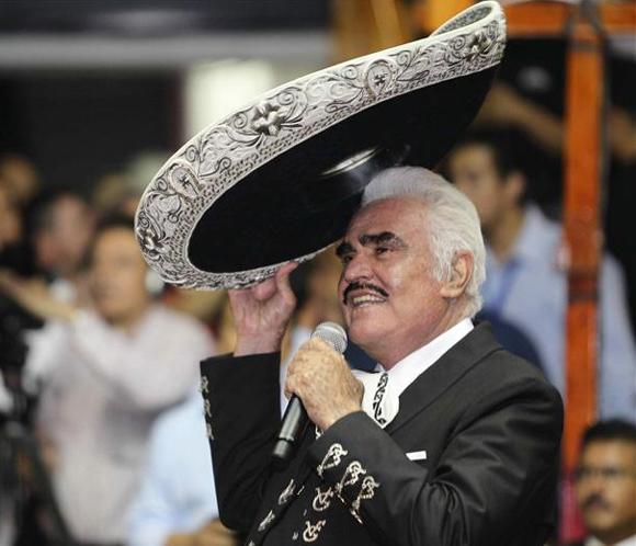 El cantante mexicano Vicente Fernández sale del hospital después de tres días