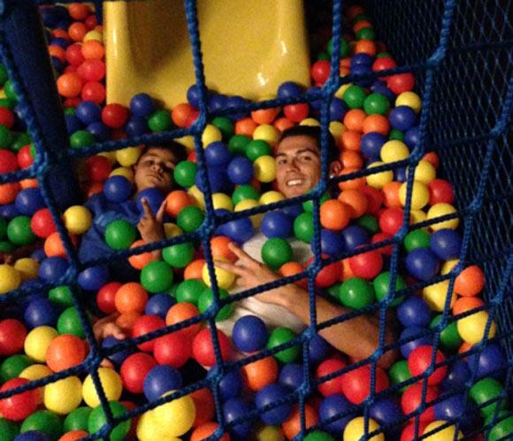 El divertido 'baño' de Cristiano Ronaldo con su hijo