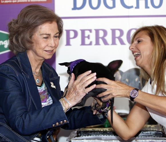 Doña Sofía promueve la adopción de animales durante la presentación del 'Perrotón'