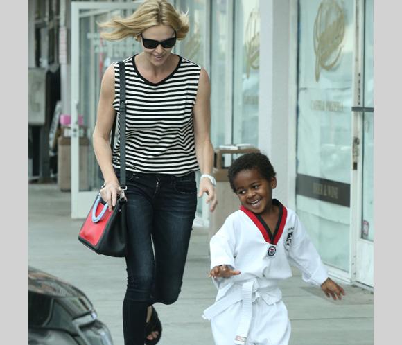 Charlize Theron se divierte con su pequeño karateca