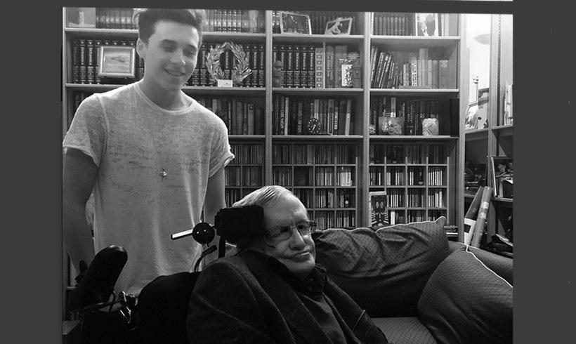 El día que Brooklyn Beckham conoció a Stephen Hawking: 'Ha sido un honor'