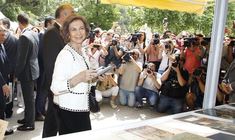 La reina Sofía inaugura la Feria del Libro, donde compra libros para sus nietos