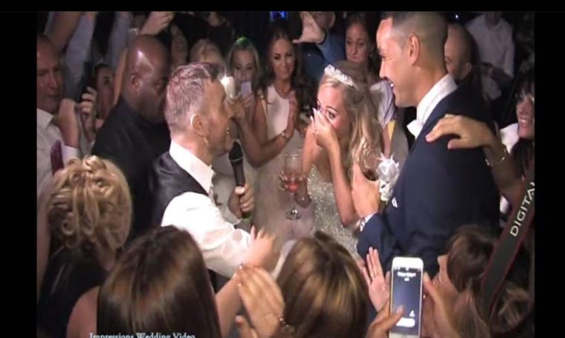 Gary Barlow, de 'Take That' , deja a una novia con la boca abierta sorprendiéndola el día de su boda