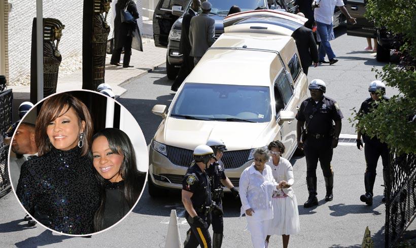 Bobbi Kristina es enterrada junto a su madre, Whitney Houston