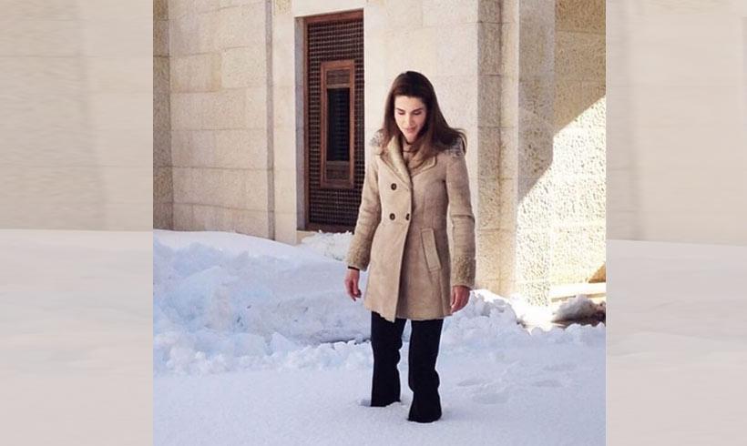Rania de Jordania se refresca rescatando una foto en la nieve