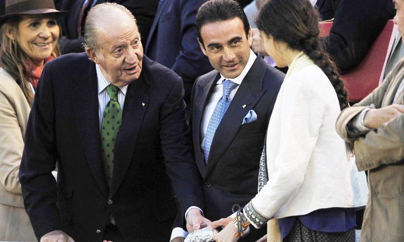 El rey Juan Carlos comparte una divertida tarde de toros y merienda con su nieta Victoria Federica en Las Ventas