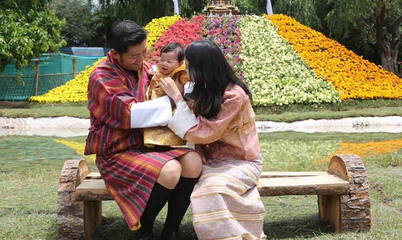Los reyes de Bután posan con su bebé por el cumpleaños de la Reina Jetsun Pema