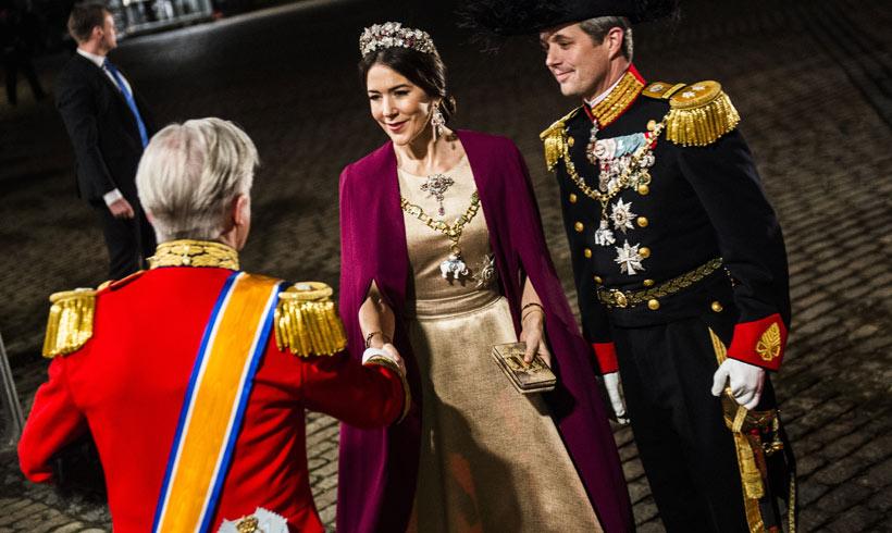 La Familia Real danesa da la bienvenida al Año Nuevo en el palacio de Amalienborg