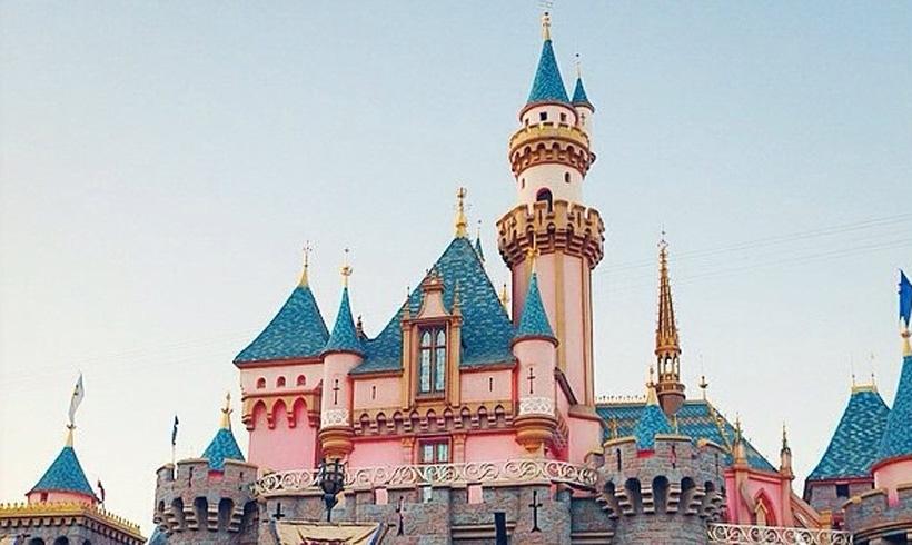 ¿Qué diseñador va a presentar su próximo desfile en Disneyland?
