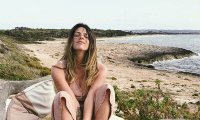 Laura M. Flores escapa de las críticas de su seguidores y se relaja en Ibiza