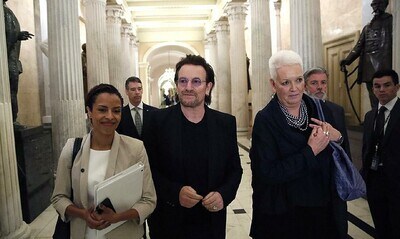 Bono, de U2, se reune con legisladores estadounidenses en el Capitolio