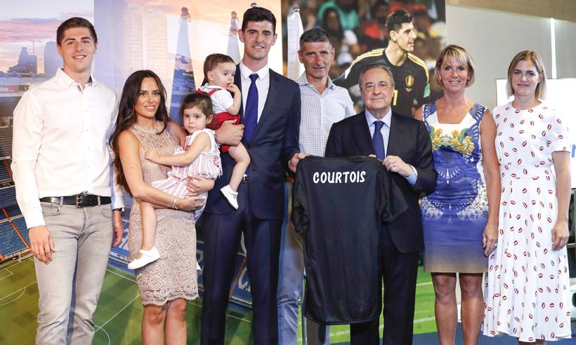Thibaut Courtois, arropado por su familia en la presentación como nuevo portero del Real Madrid