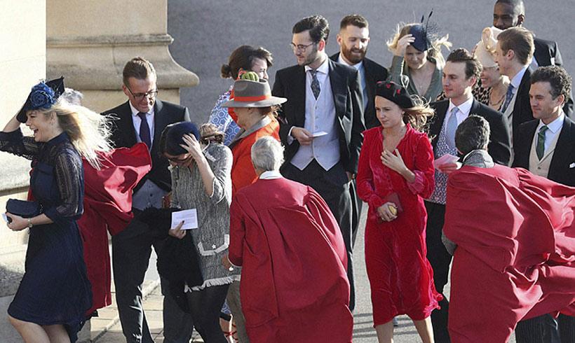 FOTOGALERÍA: ¡Cuidado con los tocados! El viento complica la llegada de las invitadas a la boda real