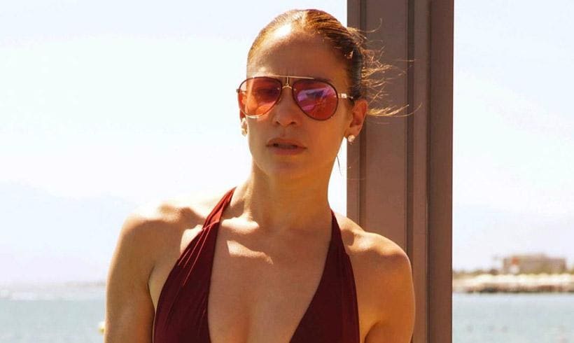 Jennifer Lopez y el posado en bañador que hace dudar sobre su verdadera edad
