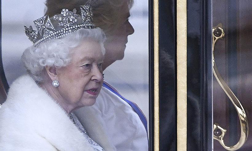 Isabel II preside la apertura del Parlamento británico y rompe con una tradición