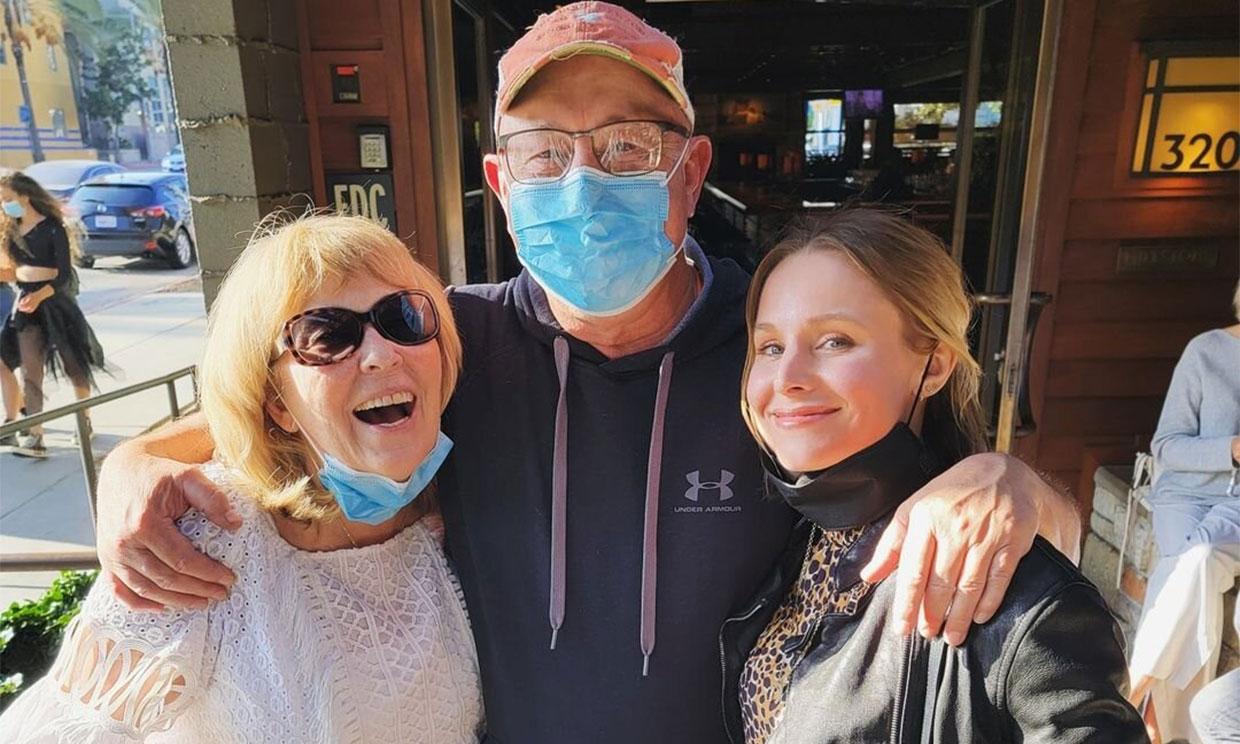 Kristen Bell se reune con sus padres tras un año separados por la pandemia