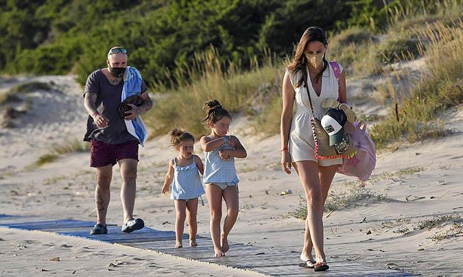 Kiko Rivera desconecta en la playa con Irene Rosales y sus hijas