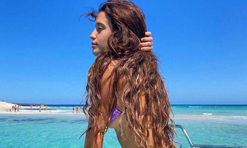 María Pedraza presenta su nuevo look 'salvaje' en la playa y está así de guapa