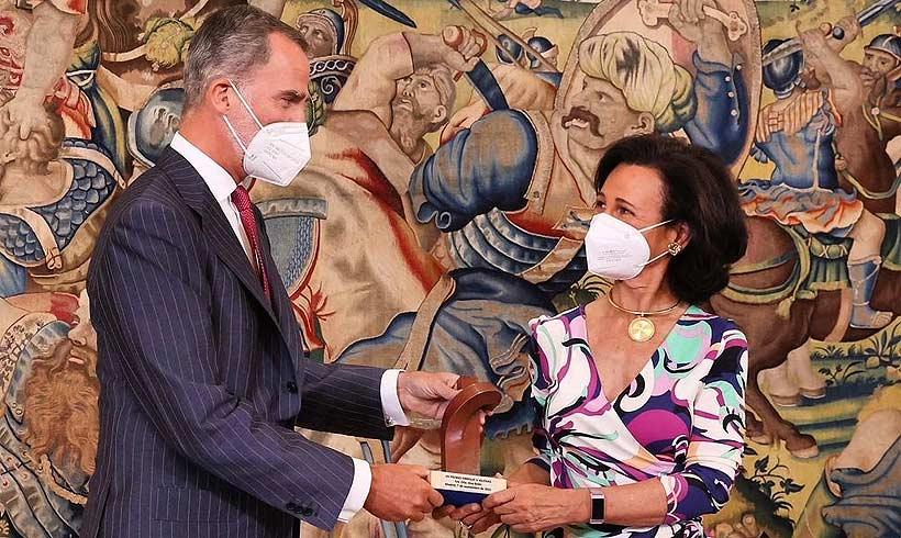 Ana Botín recibe de manos del Rey el premio premio Enrique V. Iglesias