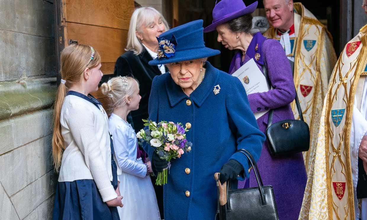 Isabel II se deja ver en público con baston por primera vez en 17 años