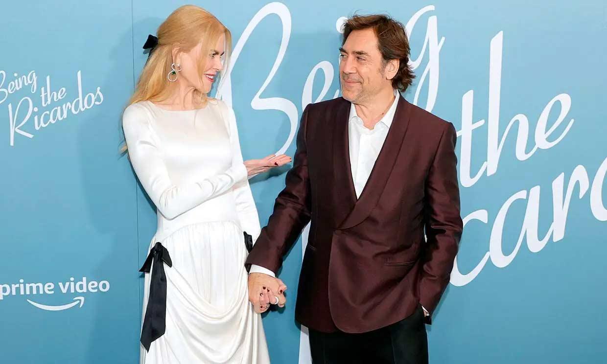 Javier Bardem, de la mano de su esposa en la ficción, Nicole Kidman, pero orgullosísimo de la suya en la vida real