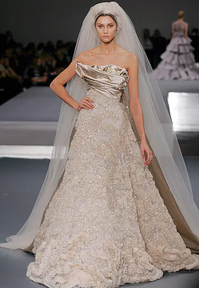 La 'haute couture' de los vestidos de novia también desfiló en París