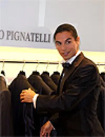 Julio José Iglesias Jr. se viste de novio para una firma de trajes de etiqueta