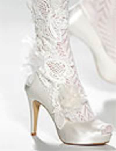 Zapato blanco, zapato negro: Sigue la pista de las novias 'bicolor' sobre la pasarela