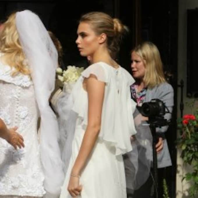 Damas de honor vestidas de blanco, una tendencia que rompe con el protocolo clásico en una boda